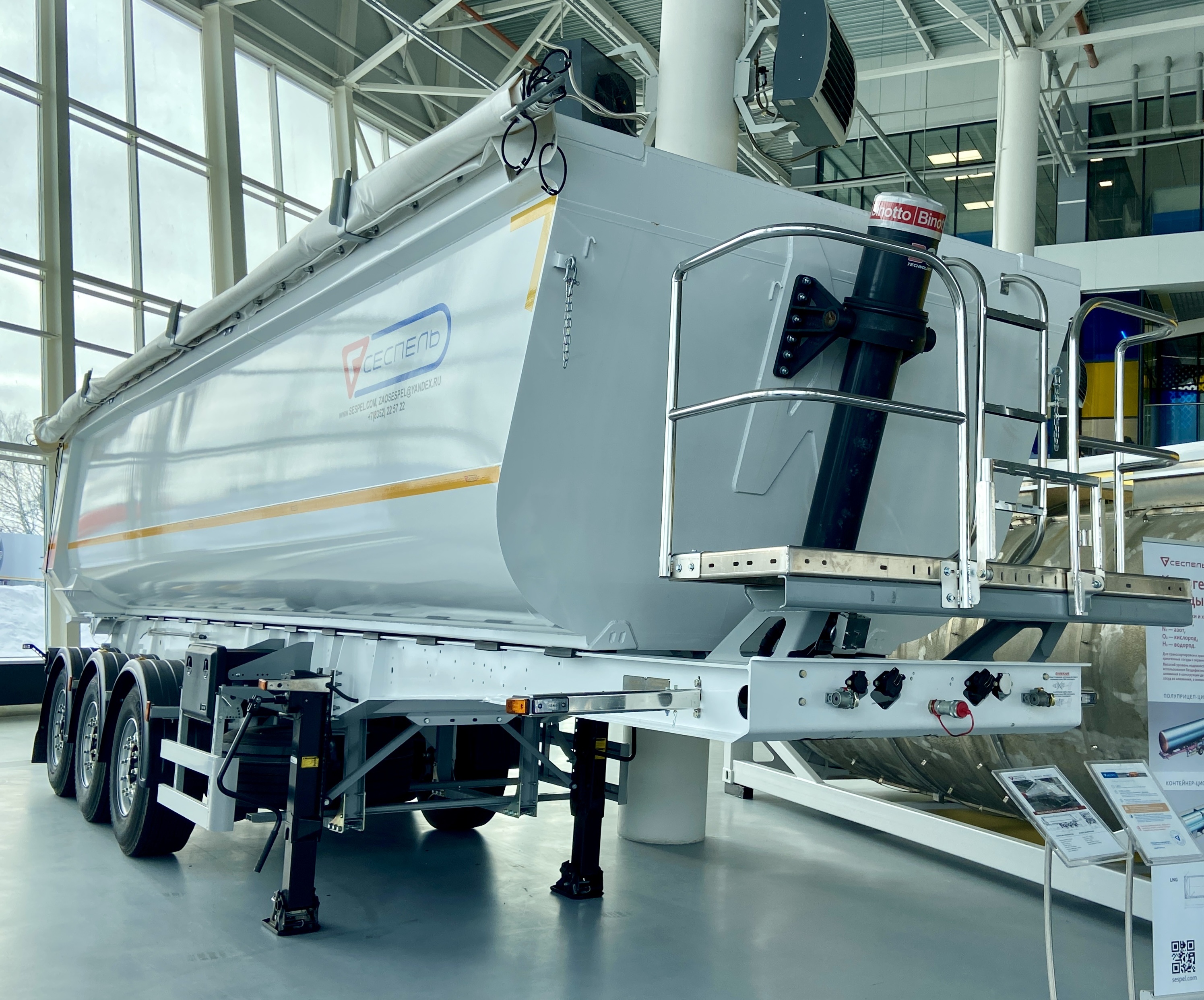 Cамосвальный-полуприцеп DB3U30