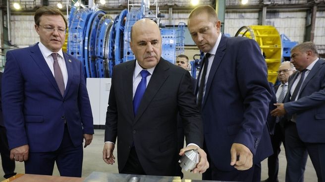 Председатель Правительства Михаил Мишустин ознакомился с работой сварочного комплекса, произведенного на ЗАО «Чебоксарское предприятие «Сеспель», в рамках посещения Ракетно-космического центра «Прогресс» в Самаре.