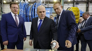 Председатель Правительства Михаил Мишустин ознакомился с работой сварочного комплекса, произведенного на ЗАО «Чебоксарское предприятие «Сеспель», в рамках посещения Ракетно-космического центра «Прогресс» в Самаре. Председатель Правительства Михаил Мишустин ознакомился с работой сварочного комплекса, произведенного на ЗАО «Чебоксарское предприятие «Сеспель», в рамках посещения Ракетно-космического центра «Прогресс» в Самаре.